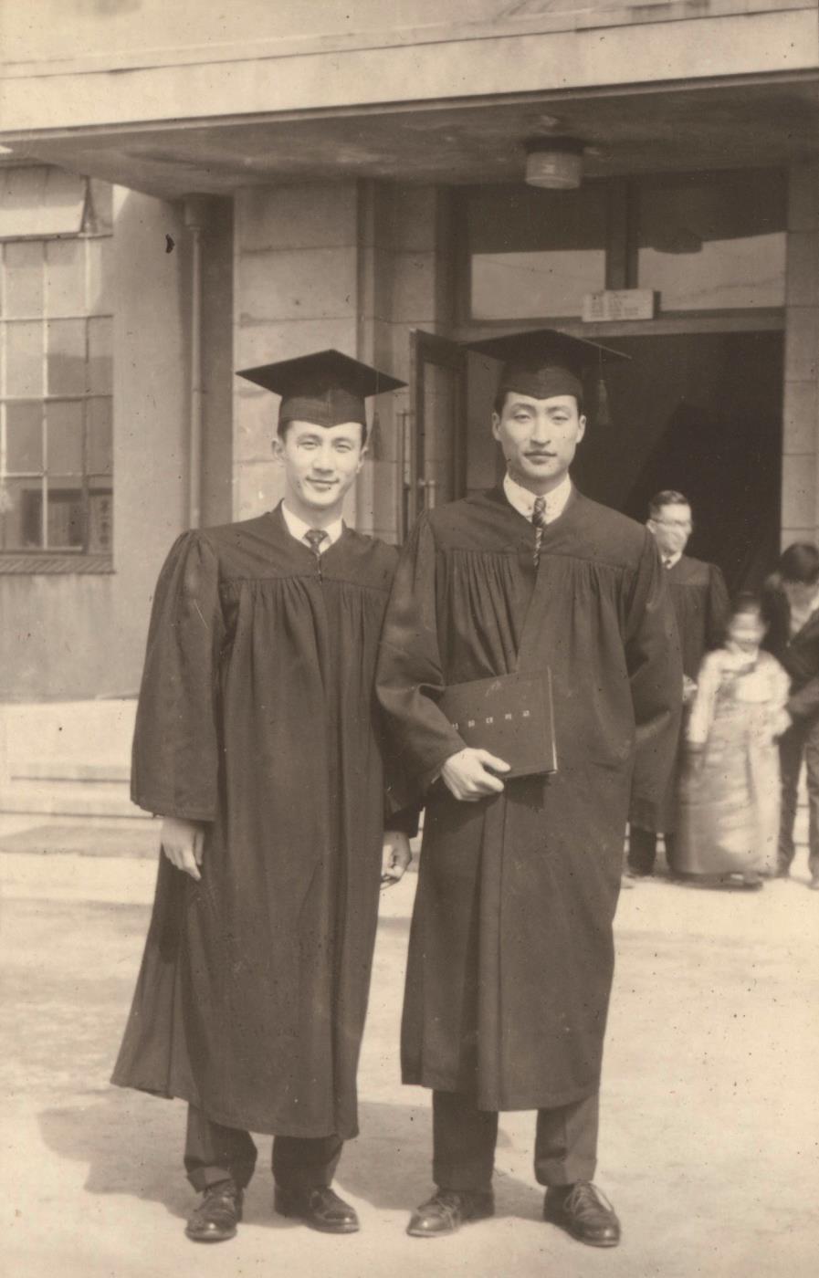 서울대법대 졸업-1.jpg