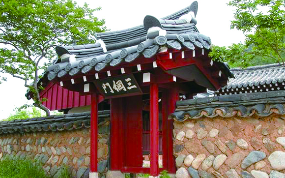 인제동 의로운개-삼강문.jpg