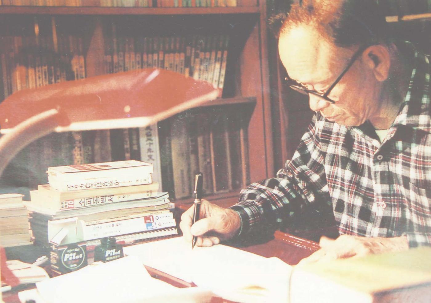 집필중 인 선생.jpg